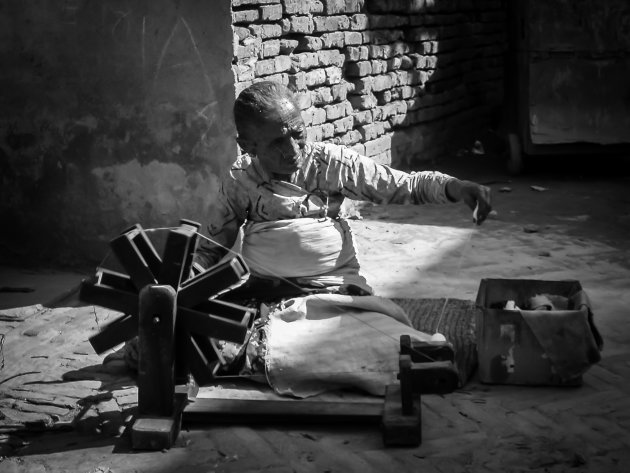 Een oude spinster in het oude Bhaktapur