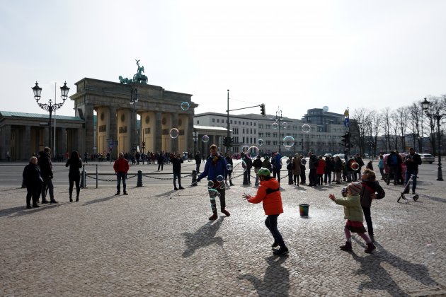 Zeepbellen vangen bij de Brandenburger Tor