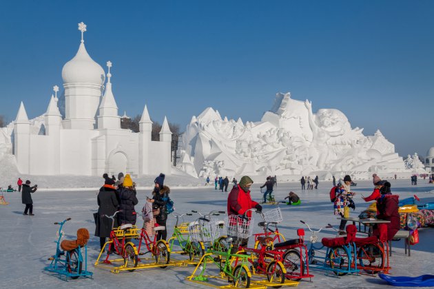 Sneeuwsculpturen op mega formaat