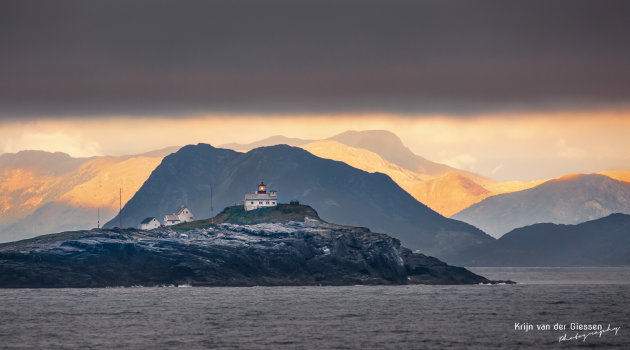 Oude vuurtoren in Noorse fjorden