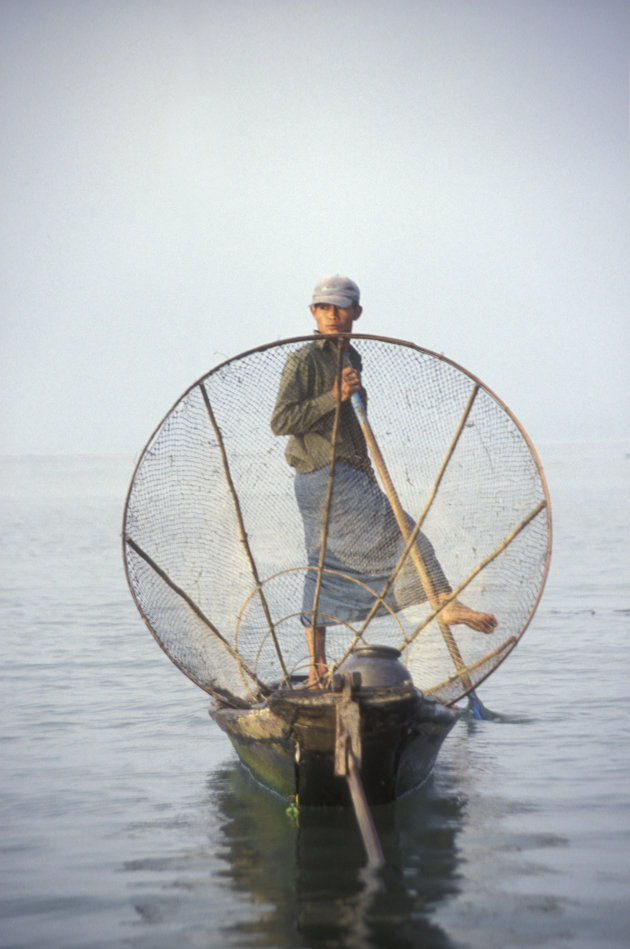 Traditionele korfvisser op het Inle Lake