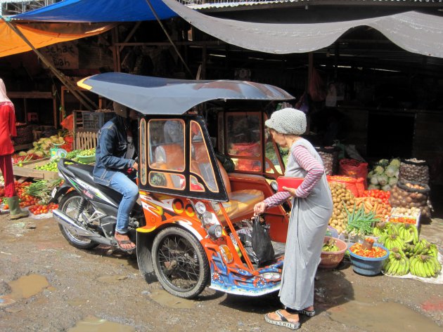 met brommerbecak naar de markt