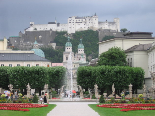 tuinen in salzburg met kasteel op achtergrond