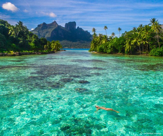 Dobberen in de heldere lagune van Bora Bora