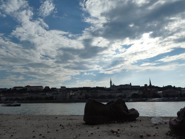 Schoenen op de Donaukade in Budapest