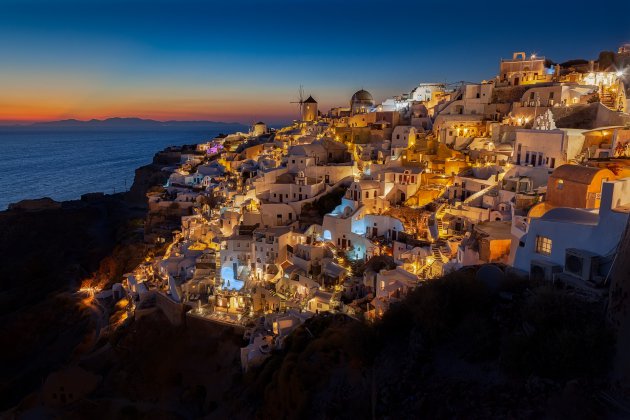 Klassieke shot van Santorini na zonsondergang