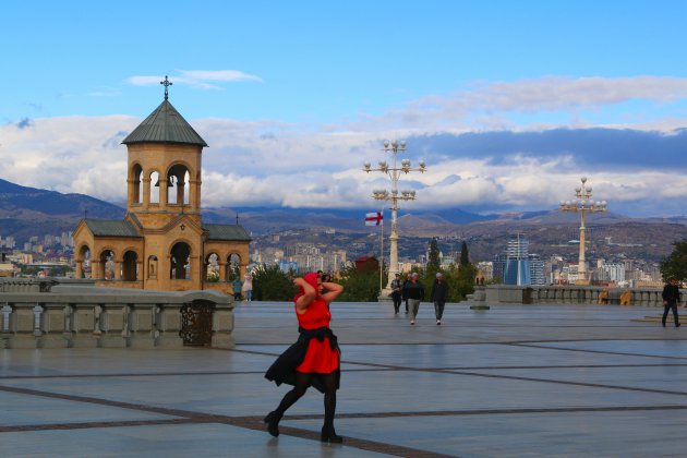 naast de Sameba Kathedraal, uitzicht over Tbilisi