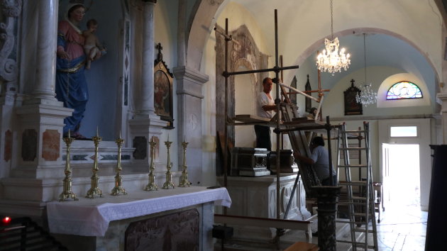 Restauratie in de kerk van Pusisca