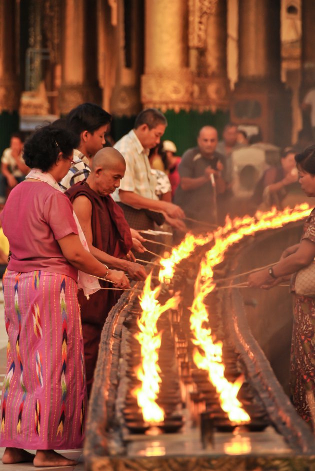 Aanbidding bij Schwedagon pagode