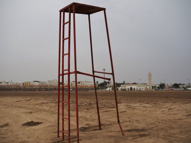 Verlaten strand: laagseizoen in Rabat.