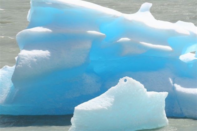 Afgebrokkeld ijs van de gletcher bij Torres del Paine