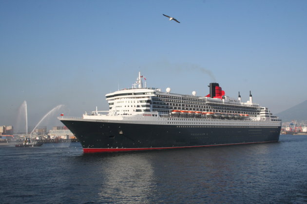 Queen Mary II in de haven van Napoli