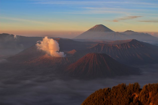 Bromo vulkaan bij zonsopkomst