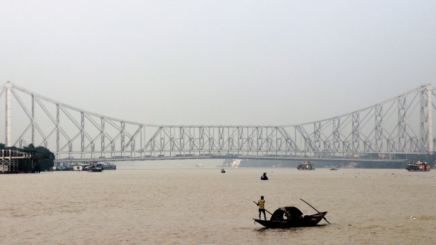 met het zicht op de Howrah bridge