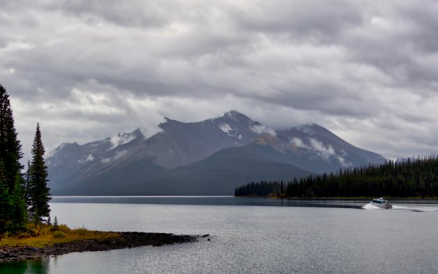 Donkere wolken boven Maligne Lake