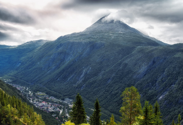 Uitzicht op Rjukan vanaf de Hardangervidda