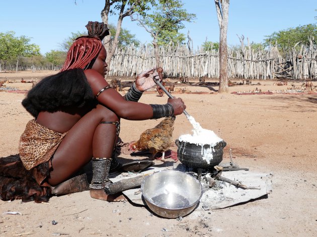 Himba kookt pannetje pap