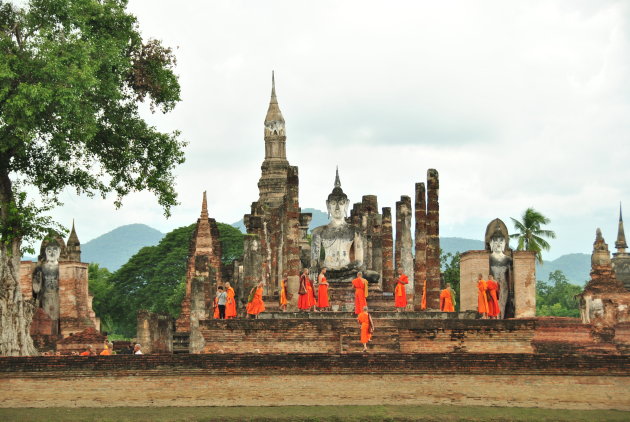 Oranje gewaden bij het monument in Sukhothai