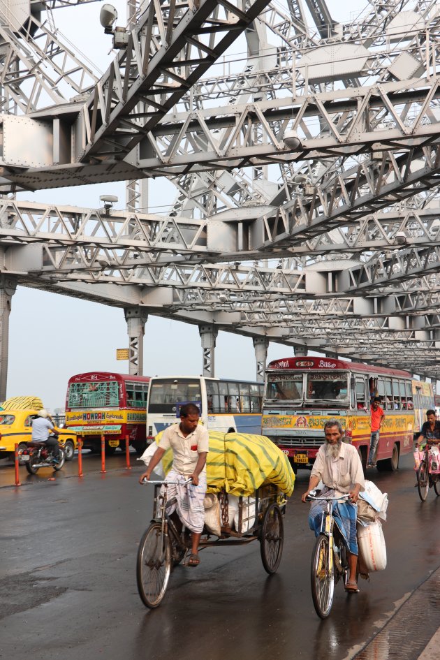 Drukte op de Howrah bridge