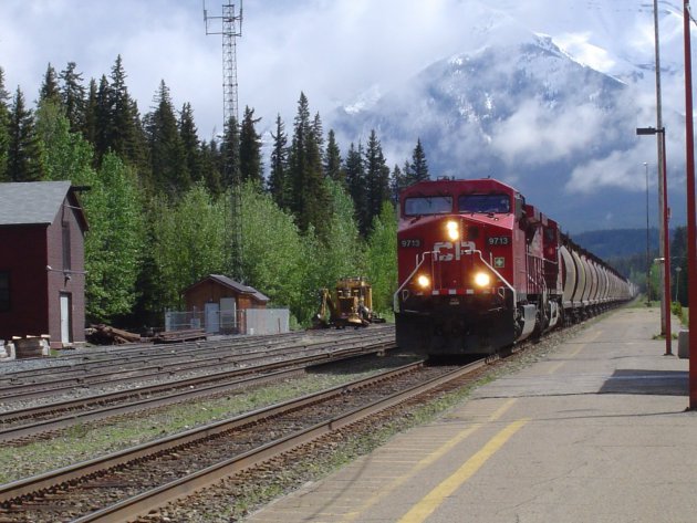 Station van Banff. Hier kun je van heel dichtbij zien hoe lang de goederentreinen zijn!