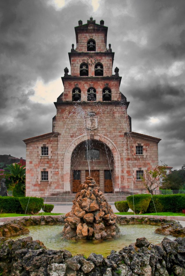 Donkere wolken boven Cangas de Onís