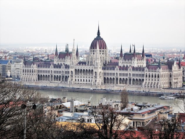 Parlementsgebouw vanop de Budaheuvel