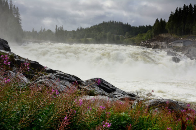 Kolkende watermassa van Laksfossen