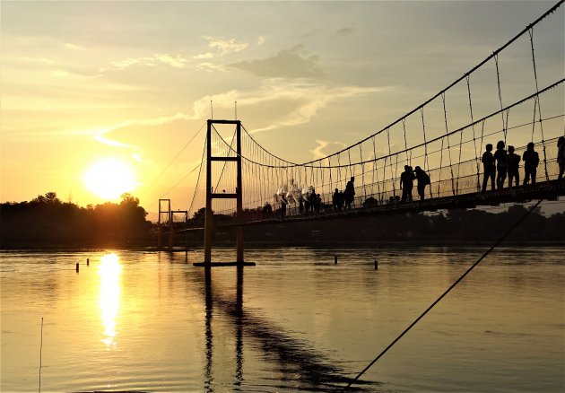 Voetgangers hangbrug.