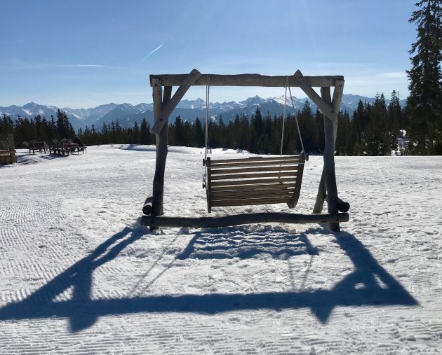 In de sneeuw genieten van de zon