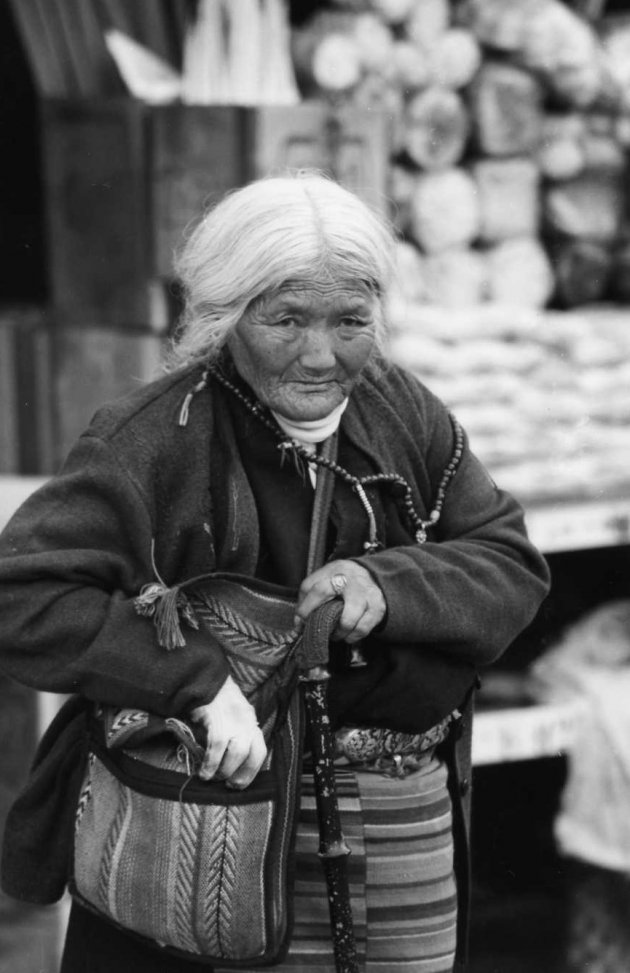 Mensen kijken bij de Jokhang tempel