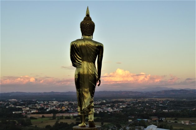 Boeddha uitkijkend over de stad.