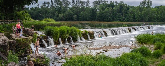 Afkoelen bij de waterval