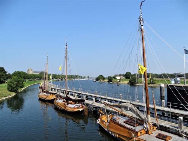Oude Zeeuwse vissersboten bij sluis Veere.