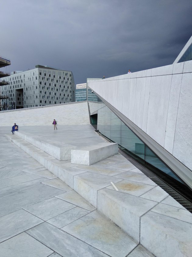 Contrast in Oslo, het witte Operahuis, met de zwarte lucht op de achtergrond