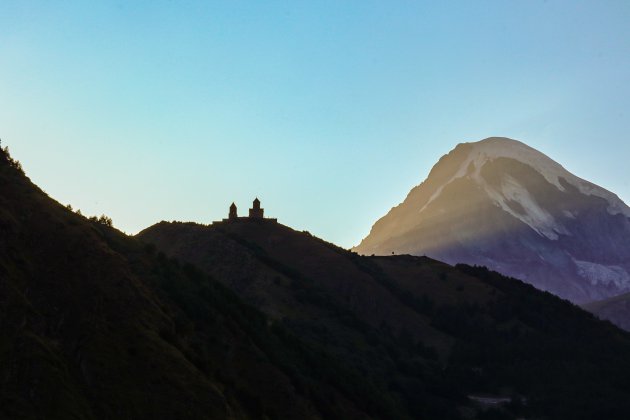 Zonsondergang Gergeti Trinity Church