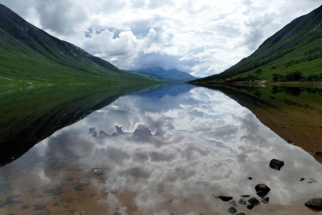 Weerspiegeling van het landschap in een meer bij Glen Coe