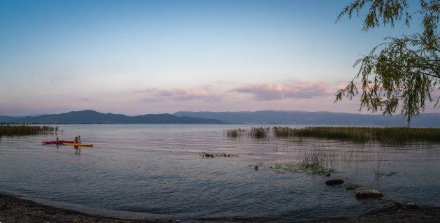 Zonsondergang boven het meer van Ohrid.