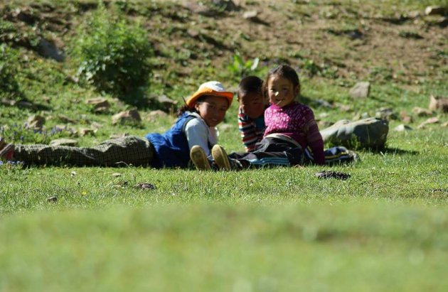 Vrolijke kinderen zonder gadgets.