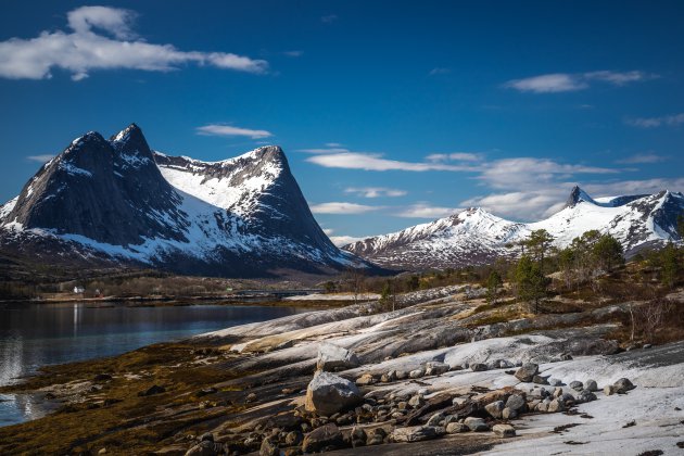 Strakblauwe lucht boven het Tysfjord