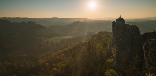 De zon op zien komen boven het Ertsgebergte