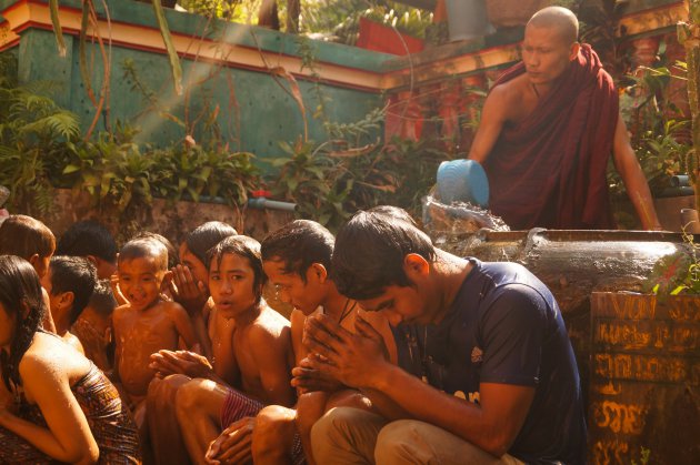 Zegening door monnik Siem Reap cambodja