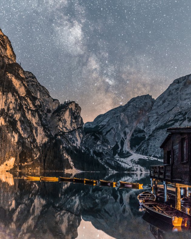 Lago di Braies bij nacht