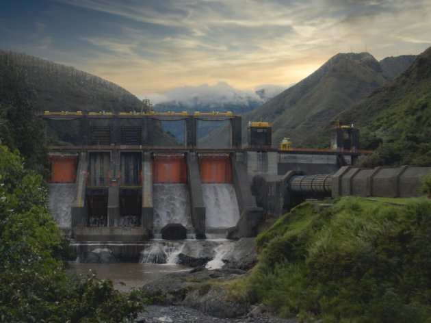 De hydro-elektrische dam / energiecentrale in Baños