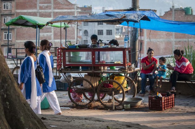 Straatbeeld Bhaktapur na de aardbeving. Ook na de aardbeving en alle schade van dien,  nog steeds een prachtige plaats.