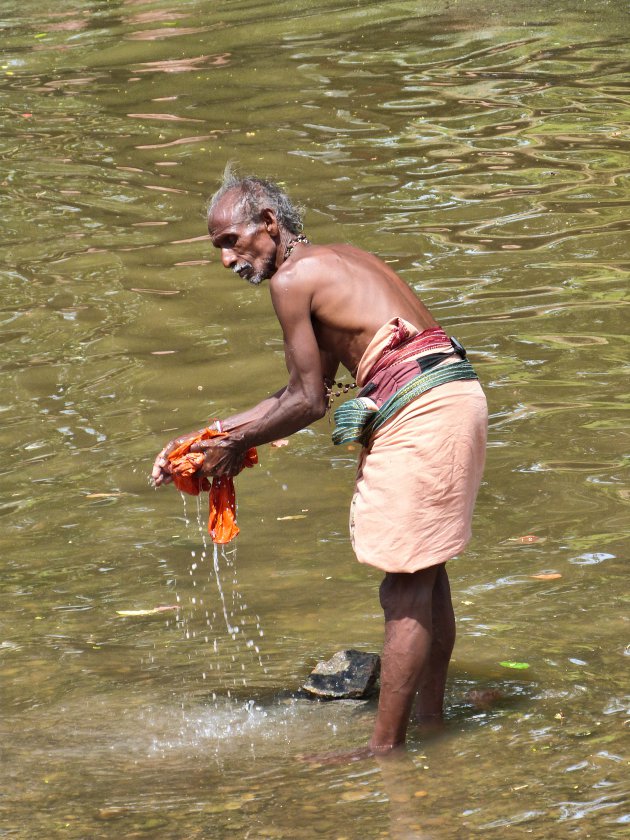 Wassen in de Menik Ganga rivier