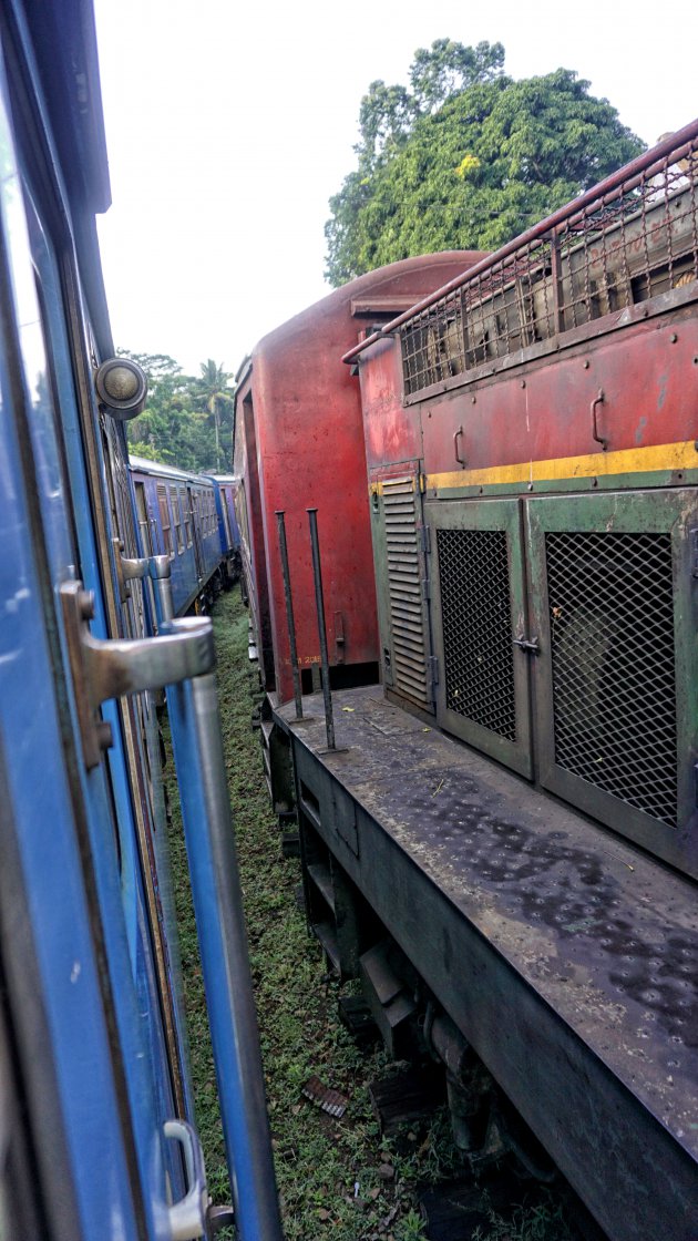 passerende trein in Sri Lanka