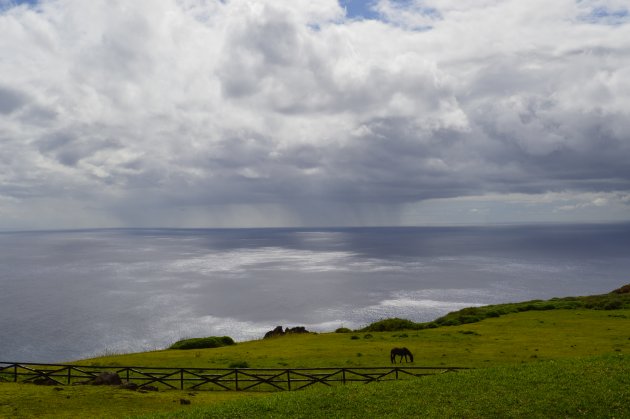 Regenbui is het enige zichtbare aan de horizon