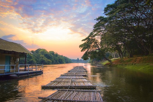 Zonsopkomst boven de River Khwae Noi