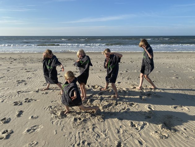 Frisse duik in winterwater tijdens coronacrisis op Vlieland