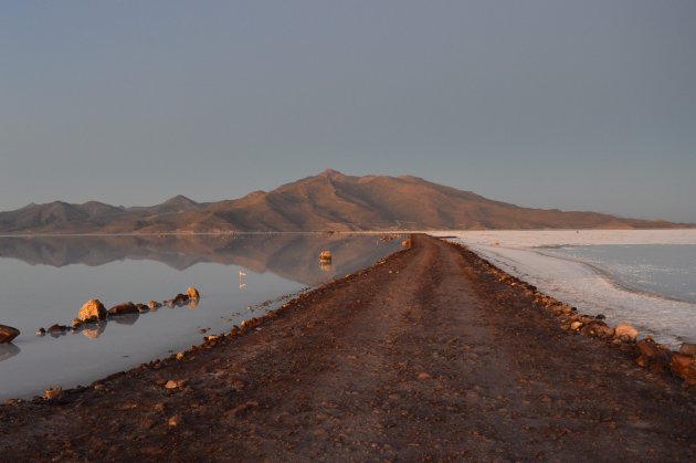 Opkomende zon aan de rand van Salar de Uyuni